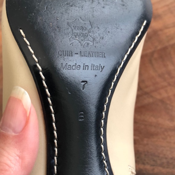 Beautiful Bruno Magli booties...creamy color. Sz7 - Picture 6 of 7